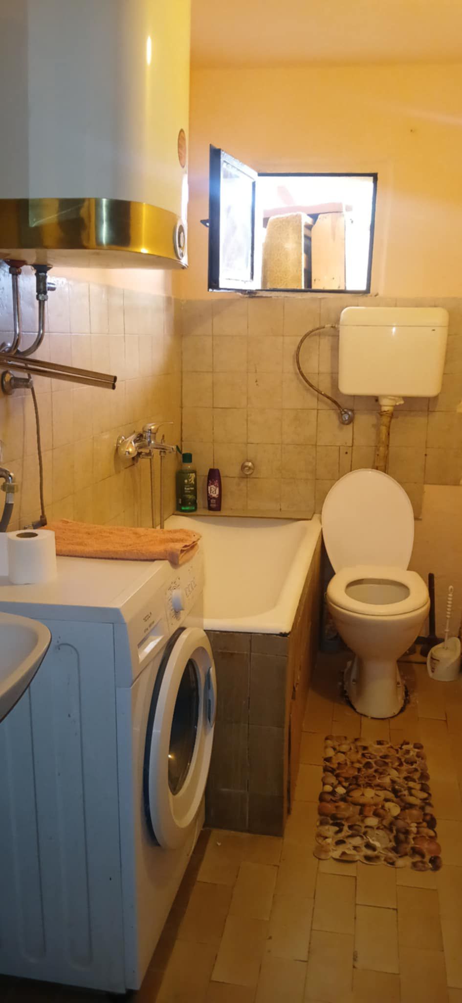 Izdaje se kuća sa dvorištem – Vojvode Mirka Petrovića 24, Konik, Podgorica